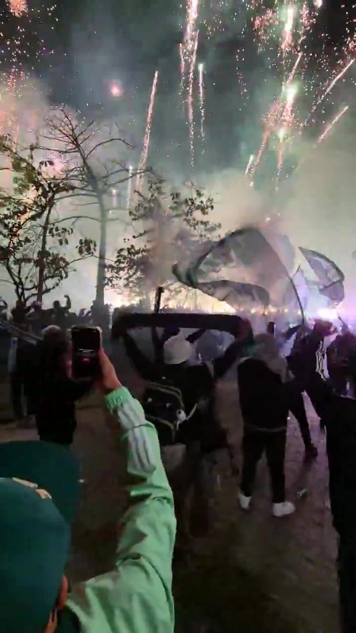 狂热氛围！哥伦比亚球迷在巴西挥舞旗帜、燃放烟花为俱乐部助威