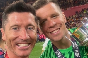 我就说让你来！莱万社媒晒与什琴斯尼合照，庆祝球队夺冠